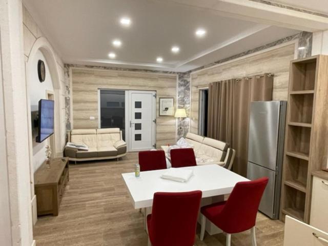 מאקרסקה Villa Luce Mit Pool מראה חיצוני תמונה